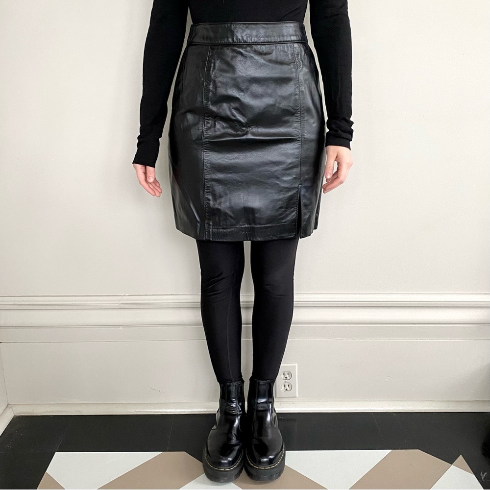The Leather Ranch 100% genuine leather mini skirt. 🖤